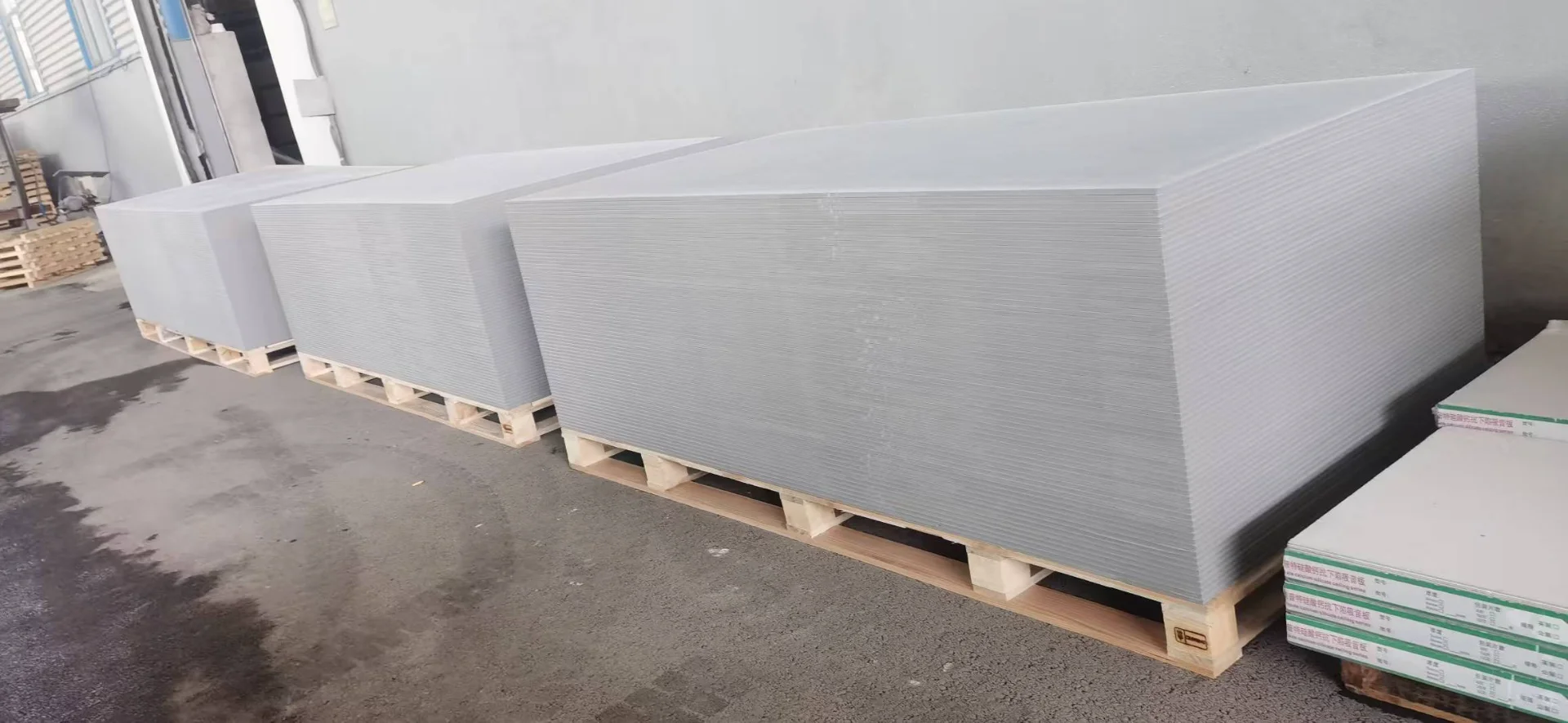 Fire resistant cement board